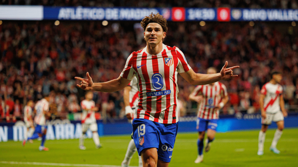 Le triplé d’Alvarez aide l’Atlético à dominer le thriller du Rayo